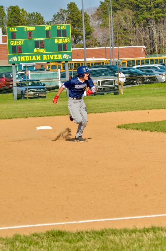 Seahawks junior Cannaan Mears breaks for third base.