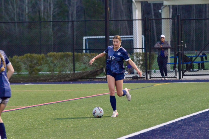 Seahawks sophomore Isabella Laupert-Visioli looks up for a teammate.