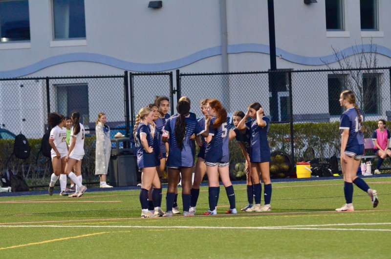 The Seahawks flock together to discuss a free kick.