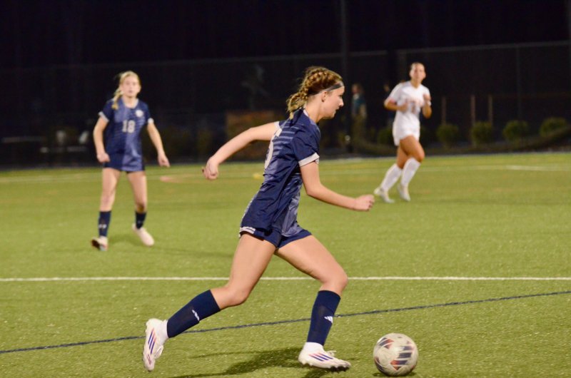 Seahawks sophomore Addyson Bleile races toward midfield.