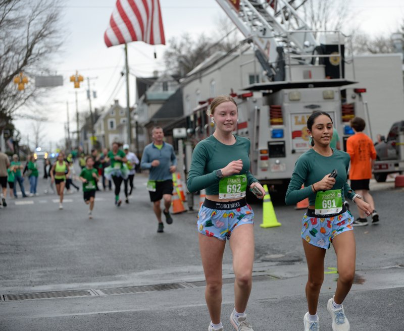 Hannah Wells and Allison Ortiz head to the finish.