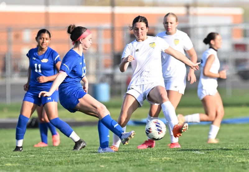 Cape’s Lily Touw blocks a pass by Central’s Bailey Chrobak.