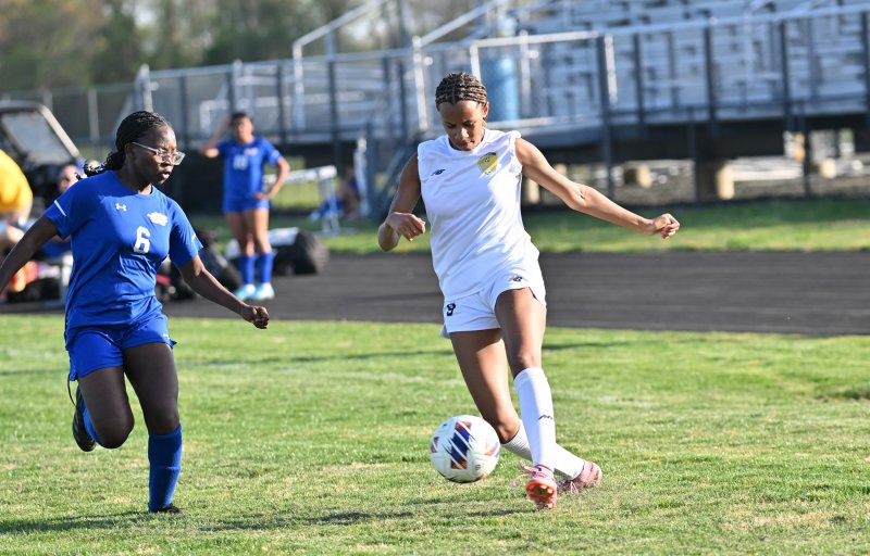 Cape’s Ava Brown dribbles past Central’s Ashiyah Sturgis.