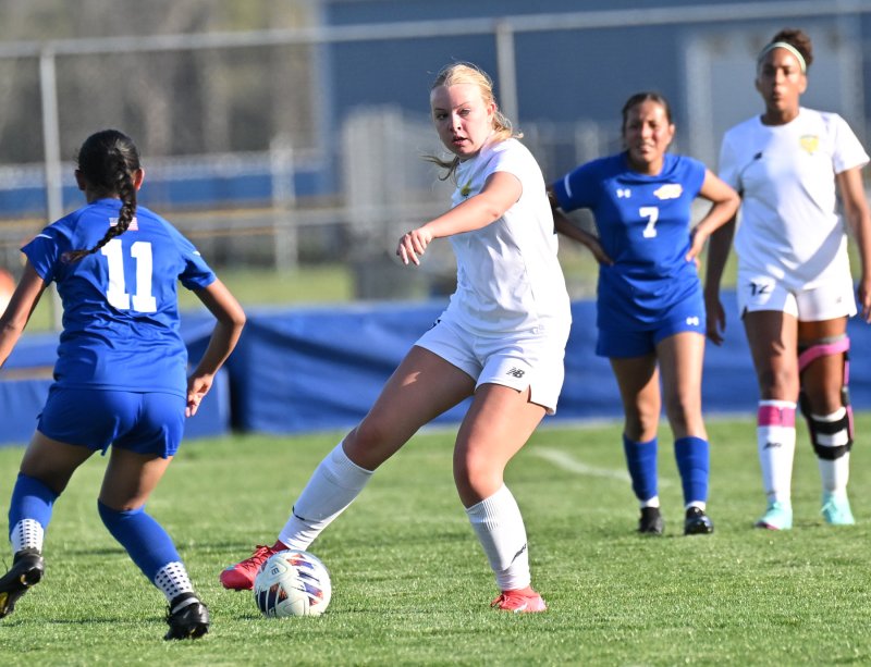 Cape’s Elizabeth Sprague gains possession in the midfield.