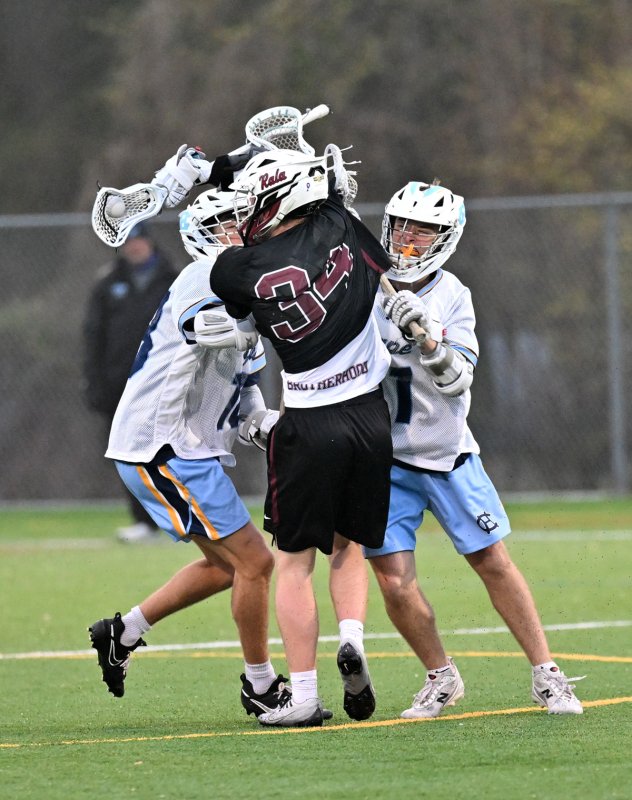 Grant Conway, left, and Braddock Smith double team Radnor’s Cavin Much.