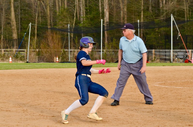 Seahawks freshman Danica Bergh heads into third base.