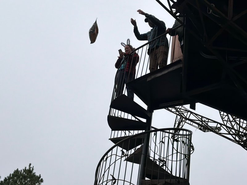 Mike Ross and Amber Offeni toss their egg – which survived – off the top of the Steampunk Treehouse.