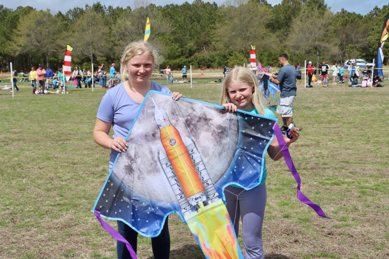 Ellie Dickson, left, and Kylie Dickson from Lewes are ready to launch their Artemis II kite. BILL SHULL PHOTOS