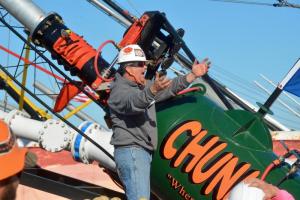 Thomas Frazier of Chunk’n-ology works the crowd before firing the team’s air cannon. RON MACARTHUR PHOTO