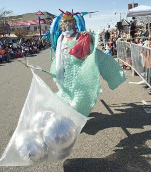 Guillermo Silveira as King Neptune asking parade watchers to recycle and be careful with plastic and balloons and to protect sea life.