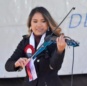 Grace Otley, Delaware’s Distinguished Young Woman, delights the crowd with her rendition of “Wagon Wheel.” RON MACARTHUR PHOTO