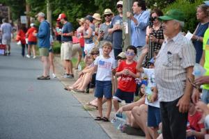 A large crowd of children on Kings Highway waits for candy to be thrown from parade participants. RON MACARTHUR PHOTO