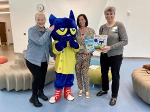 Pete the Cat will greet Crooked Hammock Brewery visitors at the May 24 Read Aloud Delaware event. Shown visiting Lewes Elementary School for Read Across America Day are (l-r) Lisa Burnham, Zwaanendael Women’s Club; Pete the Cat; reading specialist Ellen Uszenski; and Kim Ash, Zwaanendael Women’s Club. ELLEN DRISCOLL PHOTO