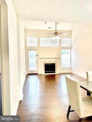 Large Livingroom w/Fireplace