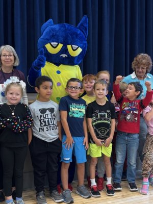 Gathered for the story time are in back (l-r) Jan Benjamin, Pete the Cat, Finn Lewis, Hollis Hartstein, Layne Smolik (hidden) and Beth Walters. In front are Bellamy Manerchia, Kameron White, Milo Flowers, Bryson Kraly and Oliver Salto.