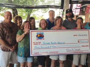 Parrotheads Raise 9 000 For Grass Roots Rescue Cape Gazette