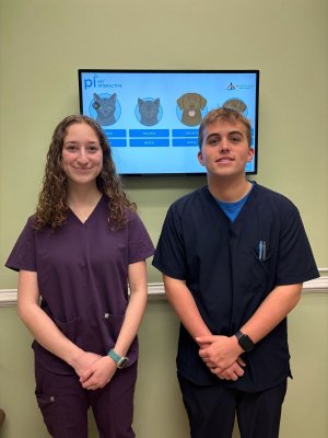 Interns (l-r) Jaida Lagonigro and Zach Mendez work at the Rehoboth Beach Animal Hospital. MAYA YNGVE PHOTOS